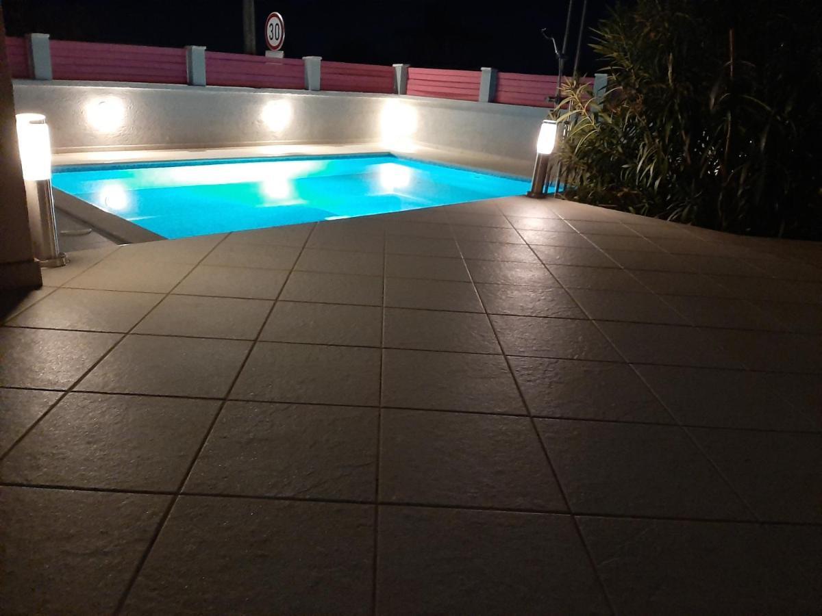 Helles Doppelzimmer Mit Bad, Terrasse Und Pool, Seperater Eingang, Liznjan, Istrien Exterior foto