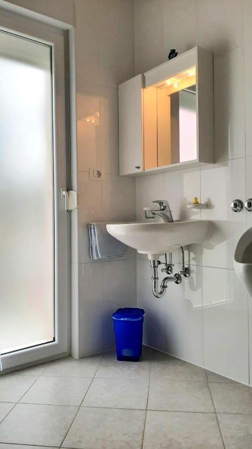 Helles Doppelzimmer Mit Bad, Terrasse Und Pool, Seperater Eingang, Liznjan, Istrien Exterior foto